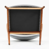 北欧より買い付けました。ハーフアームが特徴的なKai KristiansenデザインのNo42チェアは、デスクやダイニングテーブルに綺麗に収納する事が出来ます。現在復刻品が出ておりますが、チーク材フレームは復刻されておらず、希少な商品です。座面と背もたれは、内部のウレタンを厚みのある物に交換後、新しい生地で張替えておりますので快適な座り心地です。