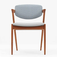 北欧より買い付けました。ハーフアームが特徴的なKai KristiansenデザインのNo42チェアは、デスクやダイニングテーブルに綺麗に収納する事が出来ます。現在復刻品が出ておりますが、チーク材フレームは復刻されておらず、希少な商品です。座面と背もたれは、内部のウレタンを厚みのある物に交換後、新しい生地で張替えておりますので快適な座り心地です。