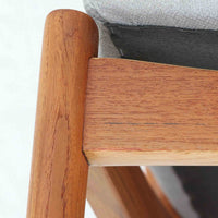 北欧より買い付けました。ハーフアームが特徴的なKai KristiansenデザインのNo42チェアは、デスクやダイニングテーブルに綺麗に収納する事が出来ます。現在復刻品が出ておりますが、チーク材フレームは復刻されておらず、希少な商品です。座面と背もたれは、内部のウレタンを厚みのある物に交換後、新しい生地で張替えておりますので快適な座り心地です。