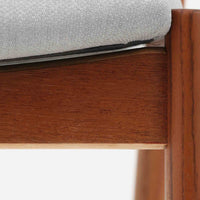 北欧より買い付けました。ハーフアームが特徴的なKai KristiansenデザインのNo42チェアは、デスクやダイニングテーブルに綺麗に収納する事が出来ます。現在復刻品が出ておりますが、チーク材フレームは復刻されておらず、希少な商品です。座面と背もたれは、内部のウレタンを厚みのある物に交換後、新しい生地で張替えておりますので快適な座り心地です。