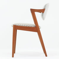 北欧より買い付けました。ハーフアームが特徴的なKai KristiansenデザインのNo42チェアは、デスクやダイニングテーブルに綺麗に収納する事が出来ます。現在復刻品が出ておりますが、チーク材フレームは復刻されておらず、希少な商品です。座面と背もたれは、内部のウレタンを厚みのある物に交換後、新しい生地で張替えておりますので快適な座り心地です。