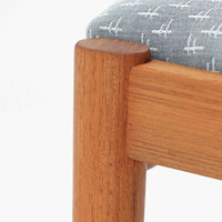 北欧より買い付けました。ハーフアームが特徴的なKai KristiansenデザインのNo42チェアは、デスクやダイニングテーブルに綺麗に収納する事が出来ます。現在復刻品が出ておりますが、チーク材フレームは復刻されておらず、希少な商品です。座面と背もたれは、内部のウレタンを厚みのある物に交換後、新しい生地で張替えておりますので快適な座り心地です。