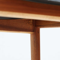 北欧より買い付けました。ハーフアームが特徴的なKai KristiansenデザインのNo42チェアは、デスクやダイニングテーブルに綺麗に収納する事が出来ます。現在復刻品が出ておりますが、チーク材フレームは復刻されておらず、希少な商品です。座面と背もたれは、内部のウレタンを厚みのある物に交換後、新しい生地で張替えておりますので快適な座り心地です。