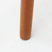 北欧より買い付けました。ハーフアームが特徴的なKai KristiansenデザインのNo42チェアは、デスクやダイニングテーブルに綺麗に収納する事が出来ます。現在復刻品が出ておりますが、チーク材フレームは復刻されておらず、希少な商品です。座面と背もたれは、内部のウレタンを厚みのある物に交換後、新しい生地で張替えておりますので快適な座り心地です。