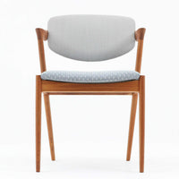 北欧より買い付けました。ハーフアームが特徴的なKai KristiansenデザインのNo42チェアは、デスクやダイニングテーブルに綺麗に収納する事が出来ます。現在復刻品が出ておりますが、チーク材フレームは復刻されておらず、希少な商品です。座面と背もたれは、内部のウレタンを厚みのある物に交換後、新しい生地で張替えておりますので快適な座り心地です。