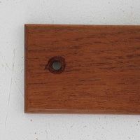 チーク材の温かみあるベースにメタル製の3連フックを組み合わせたデンマーク製のウォールハンガーです。丸みのある木製キャップ付きのフックはコートやバッグを掛けても傷つきにくく、機能性とデザイン性を両立した北欧ビンテージらしいディテールが魅力です。玄関や寝室、ワークスペースなど壁面を活用した収納に便利で、単体での使用はもちろん複数並べて使用しても美しく空間に溶け込みます。ミニマルなデザインでインテリアを選ばず永くお使いいただけるアイテムです。