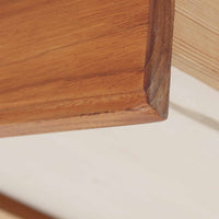 チーク材を用いたこちらのウォールシェルフは、直線的な棚板に両端の立ち上がりを設けた端正なフォルムが印象的な北欧ビンテージ家具です。前面には掘り込み式の取っ手を備えた引き出しが組み込まれており、見た目の軽やかさを保ちながら、実用的な収納力も確保しています。壁面を有効活用できる構造のため、デスク上やベッドサイド、玄関周りの小物収納としても取り入れやすく、側板は縁に向かって面取りが施され、厚みの変化によって立体感と柔らかな印象を与えています。経年により深みを増したチーク材の木目と丁寧な作りが、空間に静かな存在感を添える一台です。