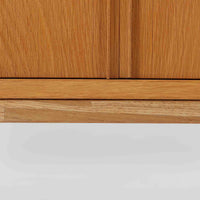 Poul Hundevadがデザインし、Hundevad & Coより製作された蛇腹仕様のサイドボードです。オーク材の穏やかで上品な木目を活かした外観に、横方向へ滑らかに開閉する蛇腹扉を組み合わせた、機能美あふれる一台。扉の開閉時に前後のスペースを取らない構造は、動線を妨げず実用性にも優れています。内部は棚板構成で収納力が高く、食器や書類、リビング周りの小物まで幅広く対応。細身の脚部が全体を軽やかに引き締め、経年によって深みを増した素材感が北欧ビンテージならではの静かな存在感を空間にもたらします。