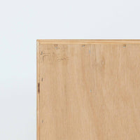 Poul Hundevadがデザインし、Hundevad & Coより製作された蛇腹仕様のサイドボードです。オーク材の穏やかで上品な木目を活かした外観に、横方向へ滑らかに開閉する蛇腹扉を組み合わせた、機能美あふれる一台。扉の開閉時に前後のスペースを取らない構造は、動線を妨げず実用性にも優れています。内部は棚板構成で収納力が高く、食器や書類、リビング周りの小物まで幅広く対応。細身の脚部が全体を軽やかに引き締め、経年によって深みを増した素材感が北欧ビンテージならではの静かな存在感を空間にもたらします。