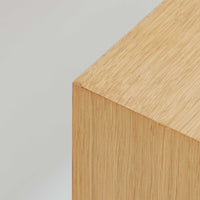 Poul Hundevadがデザインし、Hundevad & Coより製作された蛇腹仕様のサイドボードです。オーク材の穏やかで上品な木目を活かした外観に、横方向へ滑らかに開閉する蛇腹扉を組み合わせた、機能美あふれる一台。扉の開閉時に前後のスペースを取らない構造は、動線を妨げず実用性にも優れています。内部は棚板構成で収納力が高く、食器や書類、リビング周りの小物まで幅広く対応。細身の脚部が全体を軽やかに引き締め、経年によって深みを増した素材感が北欧ビンテージならではの静かな存在感を空間にもたらします。