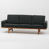 Hans J. Wegnerがデザインし、Getamaより製作された「GE236」トリプルソファです。オーク材のフレームに、背面の横桟が美しく並ぶ構造が特徴で、後ろ姿まで洗練された佇まいを見せるウェグナーらしいデザイン。クッション内部にはスプリングが内包されており、程よい弾力と快適な座り心地を実現しています。落ち着いた色合いの張地が木部の温かな表情を引き立てる、北欧ビンテージを代表する名作ソファです。