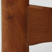 Hans J. Wegnerがデザインし、Getamaより製作された「GE236」トリプルソファです。オーク材のフレームに、背面の横桟が美しく並ぶ構造が特徴で、後ろ姿まで洗練された佇まいを見せるウェグナーらしいデザイン。クッション内部にはスプリングが内包されており、程よい弾力と快適な座り心地を実現しています。落ち着いた色合いの張地が木部の温かな表情を引き立てる、北欧ビンテージを代表する名作ソファです。