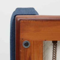 こちらは、ウェグナーデザインの人気モデル、GE236の3人掛けソファです。後ろ姿が非常に美しいため、あえて壁に寄せず背面を見せる配置もおすすめです。クッション内部にはスプリングが内蔵されており、座り心地も良好です。さらに、こちらは現地でも希少なアフロモシア材(通称アフリカンチーク)が使用された特別なモデルです。GE236のチーク材仕様として一般的に認識されているのは、このアフロモシア材が使用されたモデルを指します。GETAMA社の刻印も確認できます。