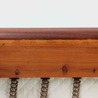 こちらは、ウェグナーデザインの人気モデル、GE236の3人掛けソファです。後ろ姿が非常に美しいため、あえて壁に寄せず背面を見せる配置もおすすめです。クッション内部にはスプリングが内蔵されており、座り心地も良好です。さらに、こちらは現地でも希少なアフロモシア材(通称アフリカンチーク)が使用された特別なモデルです。GE236のチーク材仕様として一般的に認識されているのは、このアフロモシア材が使用されたモデルを指します。GETAMA社の刻印も確認できます。