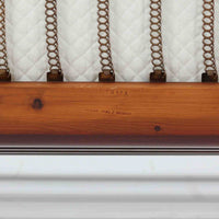 こちらは、ウェグナーデザインの人気モデル、GE236の3人掛けソファです。後ろ姿が非常に美しいため、あえて壁に寄せず背面を見せる配置もおすすめです。クッション内部にはスプリングが内蔵されており、座り心地も良好です。さらに、こちらは現地でも希少なアフロモシア材(通称アフリカンチーク)が使用された特別なモデルです。GE236のチーク材仕様として一般的に認識されているのは、このアフロモシア材が使用されたモデルを指します。GETAMA社の刻印も確認できます。