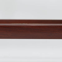 こちらは、ウェグナーデザインの人気モデル、GE236の3人掛けソファです。後ろ姿が非常に美しいため、あえて壁に寄せず背面を見せる配置もおすすめです。クッション内部にはスプリングが内蔵されており、座り心地も良好です。さらに、こちらは現地でも希少なアフロモシア材(通称アフリカンチーク)が使用された特別なモデルです。GE236のチーク材仕様として一般的に認識されているのは、このアフロモシア材が使用されたモデルを指します。GETAMA社の刻印も確認できます。