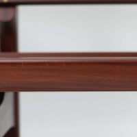 こちらは、ウェグナーデザインの人気モデル、GE236の3人掛けソファです。後ろ姿が非常に美しいため、あえて壁に寄せず背面を見せる配置もおすすめです。クッション内部にはスプリングが内蔵されており、座り心地も良好です。さらに、こちらは現地でも希少なアフロモシア材(通称アフリカンチーク)が使用された特別なモデルです。GE236のチーク材仕様として一般的に認識されているのは、このアフロモシア材が使用されたモデルを指します。GETAMA社の刻印も確認できます。