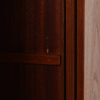 デンマーク製ローボードです。チーク材ならではの赤みを帯びた美しい木目が前面にあらわれ、引き戸には掘り込み式の丸い取っ手を配したミニマルな意匠が北欧らしい静かな存在感を放ちます。幅80cmの小ぶりなサイズ感で、リビングのテレビ台としてはもちろん、書斎やベッドルームでの収納家具としても取り入れやすく、内部には棚板を備え実用性も十分です。経年によって深みを増した木肌の表情と丁寧なつくりが、ビンテージならではの温もりを空間に添えてくれる一台です。