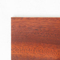 デンマーク製ローボードです。チーク材ならではの赤みを帯びた美しい木目が前面にあらわれ、引き戸には掘り込み式の丸い取っ手を配したミニマルな意匠が北欧らしい静かな存在感を放ちます。幅80cmの小ぶりなサイズ感で、リビングのテレビ台としてはもちろん、書斎やベッドルームでの収納家具としても取り入れやすく、内部には棚板を備え実用性も十分です。経年によって深みを増した木肌の表情と丁寧なつくりが、ビンテージならではの温もりを空間に添えてくれる一台です。