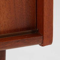 北欧ビンテージらしい端正な佇まいが魅力の小ぶりなボードです。深みのある色合いが美しいチーク材が用いられ、木目の表情と経年変化による艶感が空間に落ち着きを与えます。引き戸仕様の扉は前後にスペースを取らず、限られた空間でも扱いやすい構造です。内部には棚板を備え、食器や書類、小物類まですっきりと収納可能。幅80cmのコンパクトなサイズ感は、リビングのサブ収納や玄関、書斎など多用途に活躍し、北欧家具ならではの実用性と素材の良さを感じさせる一台です。