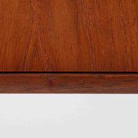 北欧ビンテージらしい端正な佇まいが魅力の小ぶりなボードです。深みのある色合いが美しいチーク材が用いられ、木目の表情と経年変化による艶感が空間に落ち着きを与えます。引き戸仕様の扉は前後にスペースを取らず、限られた空間でも扱いやすい構造です。内部には棚板を備え、食器や書類、小物類まですっきりと収納可能。幅80cmのコンパクトなサイズ感は、リビングのサブ収納や玄関、書斎など多用途に活躍し、北欧家具ならではの実用性と素材の良さを感じさせる一台です。