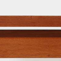 Grete Jalk(グレーテ・ヤルク)によるデザイン、France & Son社製のセンターテーブル Model 622/54です。繊細なテーパードレッグに天板と幕板の隙間を持たせた軽やかな構造が美しく、真鍮パーツがアクセントとして上質な存在感を添えています。幅150cmのゆったりとしたサイズはリビングでの使用に最適で、ソファ前のテーブルとしてはもちろん展示台としてもバランスよく馴染みます。北欧モダンを象徴する端正なラインとチーク材の豊かな木目が魅力で、ロゴプレートの仕様より1960年代半ば〜1969年頃に製造された個体と推測され、ミッドセンチュリー期を代表する名作ビンテージ家具です。