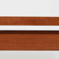 Grete Jalk(グレーテ・ヤルク)によるデザイン、France & Son社製のセンターテーブル Model 622/54です。繊細なテーパードレッグに天板と幕板の隙間を持たせた軽やかな構造が美しく、真鍮パーツがアクセントとして上質な存在感を添えています。幅150cmのゆったりとしたサイズはリビングでの使用に最適で、ソファ前のテーブルとしてはもちろん展示台としてもバランスよく馴染みます。北欧モダンを象徴する端正なラインとチーク材の豊かな木目が魅力で、ロゴプレートの仕様より1960年代半ば〜1969年頃に製造された個体と推測され、ミッドセンチュリー期を代表する名作ビンテージ家具です。