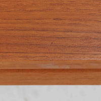 Grete Jalk(グレーテ・ヤルク)によるデザイン、France & Son社製のセンターテーブル Model 622/54です。繊細なテーパードレッグに天板と幕板の隙間を持たせた軽やかな構造が美しく、真鍮パーツがアクセントとして上質な存在感を添えています。幅150cmのゆったりとしたサイズはリビングでの使用に最適で、ソファ前のテーブルとしてはもちろん展示台としてもバランスよく馴染みます。北欧モダンを象徴する端正なラインとチーク材の豊かな木目が魅力で、ロゴプレートの仕様より1960年代半ば〜1969年頃に製造された個体と推測され、ミッドセンチュリー期を代表する名作ビンテージ家具です。