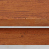 Grete Jalk(グレーテ・ヤルク)によるデザイン、France & Son社製のセンターテーブル Model 622/54です。繊細なテーパードレッグに天板と幕板の隙間を持たせた軽やかな構造が美しく、真鍮パーツがアクセントとして上質な存在感を添えています。幅150cmのゆったりとしたサイズはリビングでの使用に最適で、ソファ前のテーブルとしてはもちろん展示台としてもバランスよく馴染みます。北欧モダンを象徴する端正なラインとチーク材の豊かな木目が魅力で、ロゴプレートの仕様より1960年代半ば〜1969年頃に製造された個体と推測され、ミッドセンチュリー期を代表する名作ビンテージ家具です。