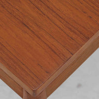 Grete Jalk(グレーテ・ヤルク)によるデザイン、France & Son社製のセンターテーブル Model 622/54です。繊細なテーパードレッグに天板と幕板の隙間を持たせた軽やかな構造が美しく、真鍮パーツがアクセントとして上質な存在感を添えています。幅150cmのゆったりとしたサイズはリビングでの使用に最適で、ソファ前のテーブルとしてはもちろん展示台としてもバランスよく馴染みます。北欧モダンを象徴する端正なラインとチーク材の豊かな木目が魅力で、ロゴプレートの仕様より1960年代半ば〜1969年頃に製造された個体と推測され、ミッドセンチュリー期を代表する名作ビンテージ家具です。