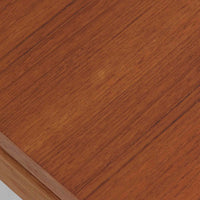 Grete Jalk(グレーテ・ヤルク)によるデザイン、France & Son社製のセンターテーブル Model 622/54です。繊細なテーパードレッグに天板と幕板の隙間を持たせた軽やかな構造が美しく、真鍮パーツがアクセントとして上質な存在感を添えています。幅150cmのゆったりとしたサイズはリビングでの使用に最適で、ソファ前のテーブルとしてはもちろん展示台としてもバランスよく馴染みます。北欧モダンを象徴する端正なラインとチーク材の豊かな木目が魅力で、ロゴプレートの仕様より1960年代半ば〜1969年頃に製造された個体と推測され、ミッドセンチュリー期を代表する名作ビンテージ家具です。