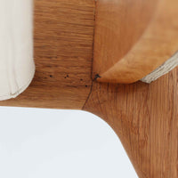 Hans J. Wegnerがデザインし、AP Stolenが製作したAP15ハイバックシングルソファです。オーク材の滑らかな木肌を活かしたフレームに、包み込むような背とヘッドレストを備えた優美なフォルムが印象的。彫刻的なアーム形状や前後に傾斜した脚部など、随所にウェグナーらしい造形美が感じられます。ホワイト系の色味が空間を明るく上品な印象に整えます。ゆったりと身体を預けられる快適な座り心地と、経年で深みを増した木部の風合いが格調ある雰囲気をもたらす北欧ビンテージの名品です。