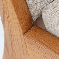 Hans J. Wegnerがデザインし、AP Stolenが製作したAP15ハイバックシングルソファです。オーク材の滑らかな木肌を活かしたフレームに、包み込むような背とヘッドレストを備えた優美なフォルムが印象的。彫刻的なアーム形状や前後に傾斜した脚部など、随所にウェグナーらしい造形美が感じられます。ホワイト系の色味が空間を明るく上品な印象に整えます。ゆったりと身体を預けられる快適な座り心地と、経年で深みを増した木部の風合いが格調ある雰囲気をもたらす北欧ビンテージの名品です。