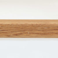 Hans J. Wegnerがデザインし、AP Stolenが製作したAP15ハイバックシングルソファです。オーク材の滑らかな木肌を活かしたフレームに、包み込むような背とヘッドレストを備えた優美なフォルムが印象的。彫刻的なアーム形状や前後に傾斜した脚部など、随所にウェグナーらしい造形美が感じられます。ホワイト系の色味が空間を明るく上品な印象に整えます。ゆったりと身体を預けられる快適な座り心地と、経年で深みを増した木部の風合いが格調ある雰囲気をもたらす北欧ビンテージの名品です。