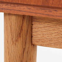 チーク材とオーク材を組み合わせた4段チェストです。前板には美しい木目を持つチーク材、脚部には明るく堅牢なオーク材が用いられ、素材のコントラストが北欧らしい洗練された印象を与えます。緩やかな曲線を描く取手や、すっきりとしたプロポーションが全体を端正にまとめ、コンパクトな幅59cmながら十分な収納力を備えています。リビングや寝室、書斎などさまざまな空間に取り入れやすく、ビンテージならではの風合いと実用性を兼ね備えた一台です。