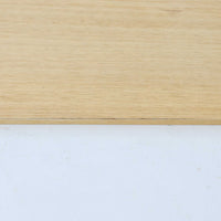 Johannes Andersenがデザインし、C.F.C. Silkeborgが製作した幅200cmのサイドボードです。チーク材の豊かな木目を活かした滑らかな曲面フレームと、横へ流れるように開閉する蛇腹扉が印象的で、端正さの中に軽やかなリズムを生み出します。中央の4段引き出しと両側の収納スペースにより高い収納力を備え、内部の棚板は可動式で実用性も良好。すらりと伸びる脚部が全体に洗練された印象を与え、空間に北欧ビンテージならではの気品と存在感をもたらします。