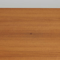 Johannes Andersenがデザインし、C.F.C. Silkeborgが製作した幅200cmのサイドボードです。チーク材の豊かな木目を活かした滑らかな曲面フレームと、横へ流れるように開閉する蛇腹扉が印象的で、端正さの中に軽やかなリズムを生み出します。中央の4段引き出しと両側の収納スペースにより高い収納力を備え、内部の棚板は可動式で実用性も良好。すらりと伸びる脚部が全体に洗練された印象を与え、空間に北欧ビンテージならではの気品と存在感をもたらします。