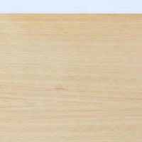 Johannes Andersenがデザインし、C.F.C. Silkeborgが製作した幅200cmのサイドボードです。チーク材の豊かな木目を活かした滑らかな曲面フレームと、横へ流れるように開閉する蛇腹扉が印象的で、端正さの中に軽やかなリズムを生み出します。中央の4段引き出しと両側の収納スペースにより高い収納力を備え、内部の棚板は可動式で実用性も良好。すらりと伸びる脚部が全体に洗練された印象を与え、空間に北欧ビンテージならではの気品と存在感をもたらします。