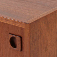 チーク材とビーチ材を組み合わせた北欧ビンテージのローボードで、直線的で端正なフォルムの中に素材の表情が美しく表れた一台です。引き戸仕様の前面は空間をすっきりと見せ、コンパクトなサイズ感ながら内部は左右に分かれた収納構造で、オーディオ機器や書類、小物類まで整理しやすい設計です。脚付き構造による軽やかな佇まいと、経年によって深みを増した木肌の風合いが、当時の丁寧なつくりとビンテージならではの存在感を感じさせ、リビングや書斎、寝室の収納家具として幅広く活躍します。