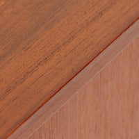 チーク材とビーチ材を組み合わせた北欧ビンテージのローボードで、直線的で端正なフォルムの中に素材の表情が美しく表れた一台です。引き戸仕様の前面は空間をすっきりと見せ、コンパクトなサイズ感ながら内部は左右に分かれた収納構造で、オーディオ機器や書類、小物類まで整理しやすい設計です。脚付き構造による軽やかな佇まいと、経年によって深みを増した木肌の風合いが、当時の丁寧なつくりとビンテージならではの存在感を感じさせ、リビングや書斎、寝室の収納家具として幅広く活躍します。