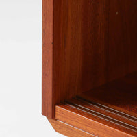 チーク材とビーチ材を組み合わせた北欧ビンテージのローボードで、直線的で端正なフォルムの中に素材の表情が美しく表れた一台です。引き戸仕様の前面は空間をすっきりと見せ、コンパクトなサイズ感ながら内部は左右に分かれた収納構造で、オーディオ機器や書類、小物類まで整理しやすい設計です。脚付き構造による軽やかな佇まいと、経年によって深みを増した木肌の風合いが、当時の丁寧なつくりとビンテージならではの存在感を感じさせ、リビングや書斎、寝室の収納家具として幅広く活躍します。