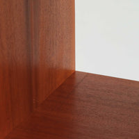 チーク材とビーチ材を組み合わせた北欧ビンテージのローボードで、直線的で端正なフォルムの中に素材の表情が美しく表れた一台です。引き戸仕様の前面は空間をすっきりと見せ、コンパクトなサイズ感ながら内部は左右に分かれた収納構造で、オーディオ機器や書類、小物類まで整理しやすい設計です。脚付き構造による軽やかな佇まいと、経年によって深みを増した木肌の風合いが、当時の丁寧なつくりとビンテージならではの存在感を感じさせ、リビングや書斎、寝室の収納家具として幅広く活躍します。