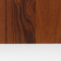 レナート・ベンダーがデザインし、Ulferts Mobler社により製作されたCoronaキャビネットは、小ぶりなサイズ感と端正な佇まいが魅力の北欧ビンテージ家具です。チーク材の美しい木目を活かしたシンプルな箱型構造に、脚部の控えめな意匠が軽やかさを添えています。取っ手部分には異素材となるローズウッドが用いられており、チーク材とのコントラストがさりげないアクセントとして全体の表情を引き締めています。内部は使いやすい収納空間を備え、食器や書類、小物類の整理に適しており、リビングや書斎、玄関周りなど幅広いシーンで活躍します。年月を経て深みを増した素材感と、丁寧な作りが感じられる一台です。