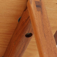 レナート・ベンダーがデザインし、Ulferts Mobler社により製作されたCoronaキャビネットは、小ぶりなサイズ感と端正な佇まいが魅力の北欧ビンテージ家具です。チーク材の美しい木目を活かしたシンプルな箱型構造に、脚部の控えめな意匠が軽やかさを添えています。取っ手部分には異素材となるローズウッドが用いられており、チーク材とのコントラストがさりげないアクセントとして全体の表情を引き締めています。内部は使いやすい収納空間を備え、食器や書類、小物類の整理に適しており、リビングや書斎、玄関周りなど幅広いシーンで活躍します。年月を経て深みを増した素材感と、丁寧な作りが感じられる一台です。