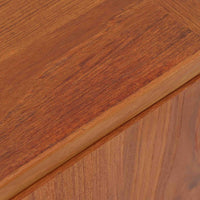 レナート・ベンダーがデザインし、Ulferts Mobler社により製作されたCoronaキャビネットは、小ぶりなサイズ感と端正な佇まいが魅力の北欧ビンテージ家具です。チーク材の美しい木目を活かしたシンプルな箱型構造に、脚部の控えめな意匠が軽やかさを添えています。取っ手部分には異素材となるローズウッドが用いられており、チーク材とのコントラストがさりげないアクセントとして全体の表情を引き締めています。内部は使いやすい収納空間を備え、食器や書類、小物類の整理に適しており、リビングや書斎、玄関周りなど幅広いシーンで活躍します。年月を経て深みを増した素材感と、丁寧な作りが感じられる一台です。