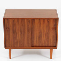 スウェーデン製ボードです。チーク材の温かみある木目を活かしたシンプルな箱型フォルムに、小ぶりな取っ手が愛らしいアクセントとなっています。引き戸仕様のため開閉スペースを取らず、内部には棚板を備え実用性も良好。幅88cmのコンパクトなサイズ感で、リビングや玄関、寝室など様々な空間に取り入れやすい一台です。経年により深みを増した木肌が北欧ビンテージならではの落ち着いた存在感を演出します。