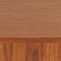 スウェーデン製ボードです。チーク材の温かみある木目を活かしたシンプルな箱型フォルムに、小ぶりな取っ手が愛らしいアクセントとなっています。引き戸仕様のため開閉スペースを取らず、内部には棚板を備え実用性も良好。幅88cmのコンパクトなサイズ感で、リビングや玄関、寝室など様々な空間に取り入れやすい一台です。経年により深みを増した木肌が北欧ビンテージならではの落ち着いた存在感を演出します。