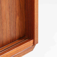 スウェーデン製ボードです。チーク材の温かみある木目を活かしたシンプルな箱型フォルムに、小ぶりな取っ手が愛らしいアクセントとなっています。引き戸仕様のため開閉スペースを取らず、内部には棚板を備え実用性も良好。幅88cmのコンパクトなサイズ感で、リビングや玄関、寝室など様々な空間に取り入れやすい一台です。経年により深みを増した木肌が北欧ビンテージならではの落ち着いた存在感を演出します。