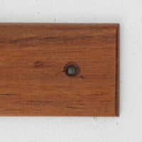 チーク材のベースにメタルフックを組み合わせたデンマーク製の2連ウォールハンガーで、先端には丸みのある木製キャップが付いており掛けた衣類やバッグに優しく、シンプルながら北欧ビンテージらしい温かみのある素材感が魅力です。玄関や寝室、キッチン、ワークスペースなど壁面収納として幅広く活躍し、単体使いはもちろん複数並べて設置することで統一感のあるディスプレイも楽しめます。コンパクトで設置しやすく暮らしの中で気軽に取り入れやすいアイテムです。