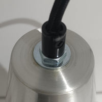 Jo HammerborgがFog & Morupのために手掛けた「Corona」は、直径22cmとコンパクトながら全高45cmと縦にしっかりとした存在感を持つアルミ×スチール製ペンダントライトで、上下に伸びる円錐形フォルムと中央のブラックバンドが彫刻的な印象を与える北欧ビンテージ品です。光源を囲む二重構造によって眩しさを抑えつつ下方向へ明かりを集中的に落とす設計となっており、ダイニングやカウンター上での1灯使用はもちろん、複数灯を並べても空間にリズムを生み出します。経年で深まった素材の風合いがハーマボーらしいモダンな佇まいを際立たせ、空間のアクセントとしても十分な存在感を発揮します。